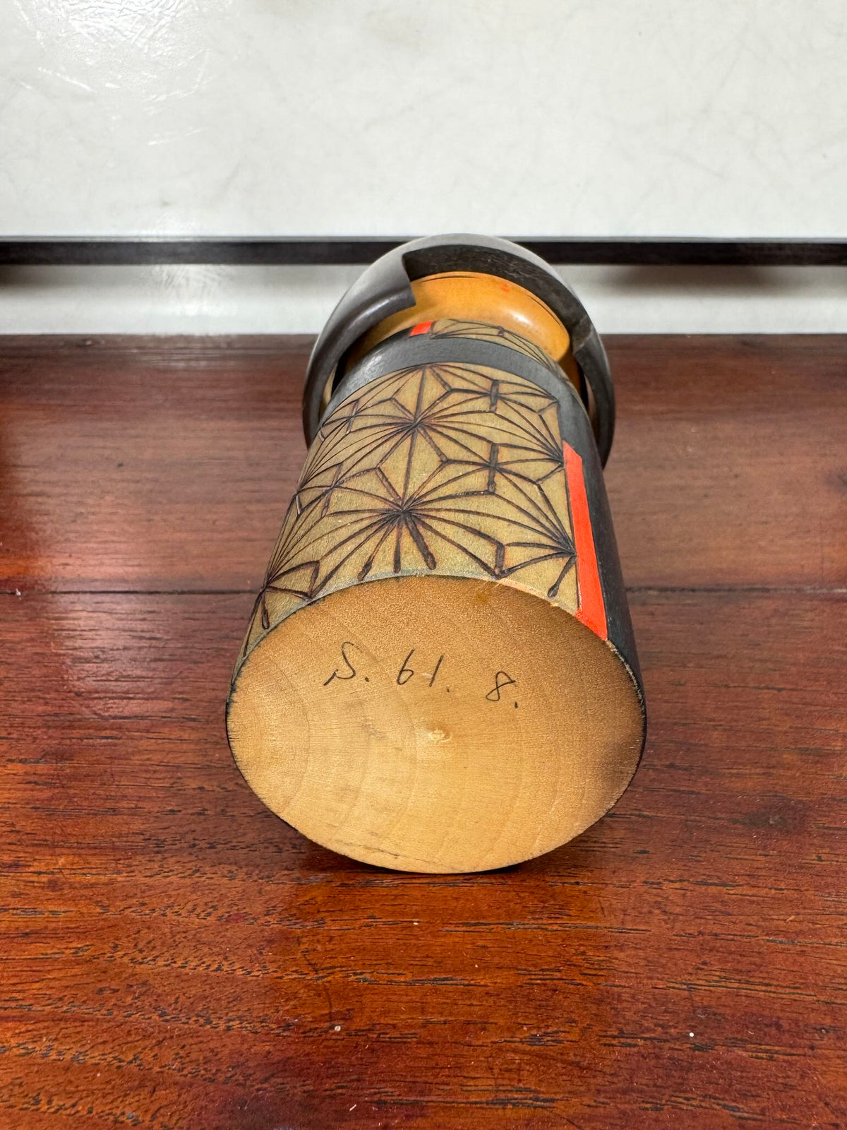 Kokeshi vintage Yuji Kawase au motif japonais asanoha, le dessous avec la date showa 61.8
