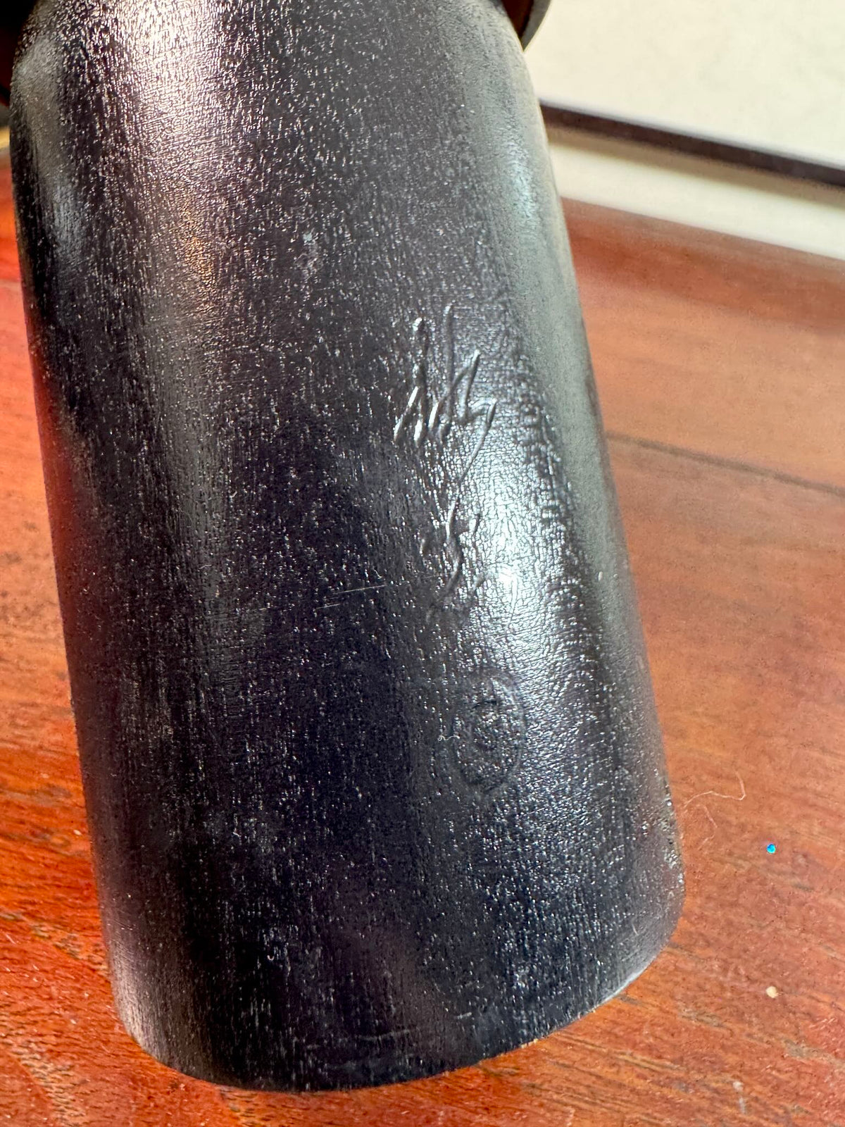 Kokeshi vintage Yuji Kawase au motif japonais asanoha, la signature gravée