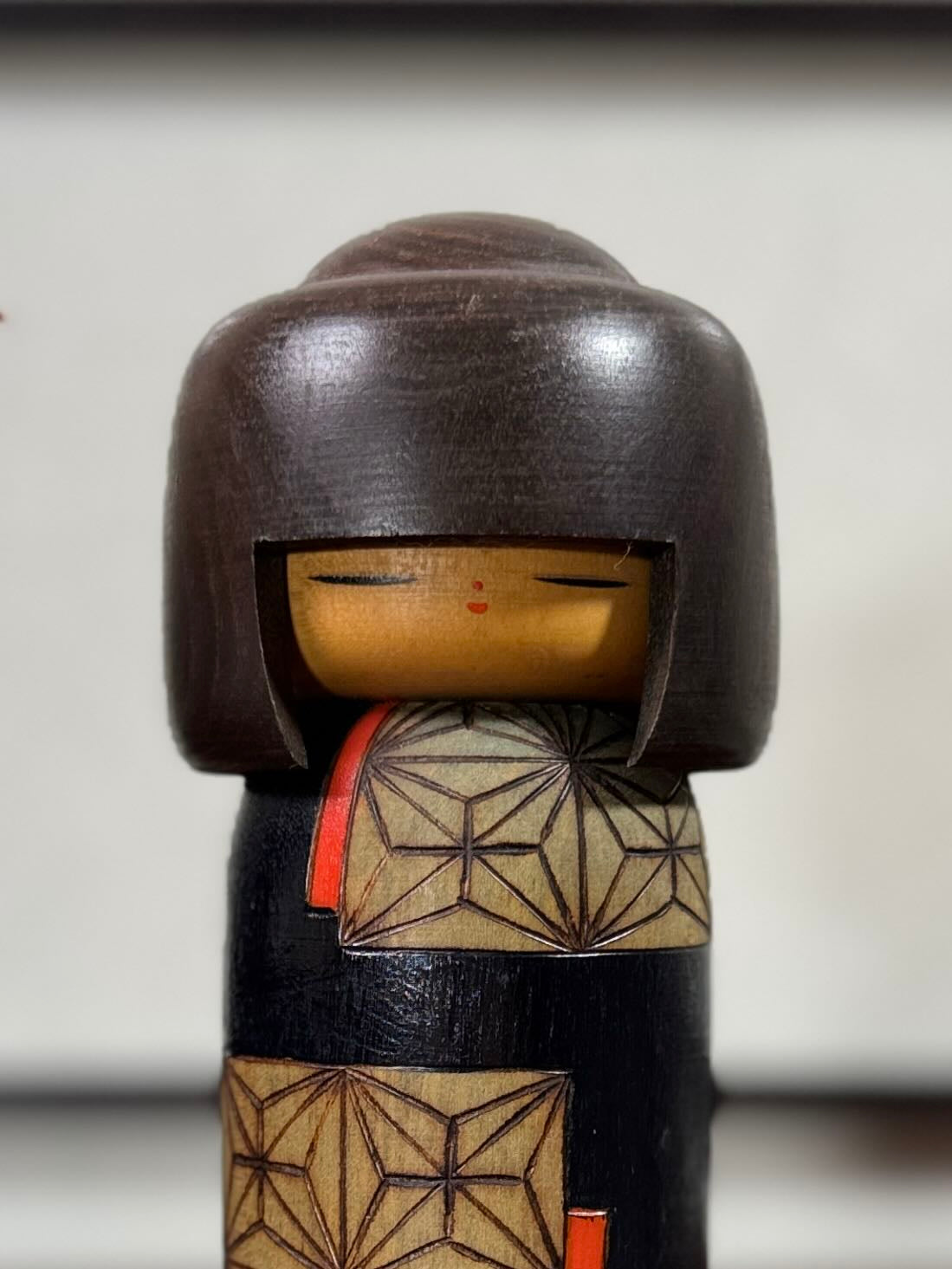 Kokeshi vintage Yuji Kawase au motif japonais asanoha, gros plan sur le visage