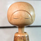 Kokeshi Yuji Kawase aux épis de blé et motif sangōzushi, gros plan sur la tête