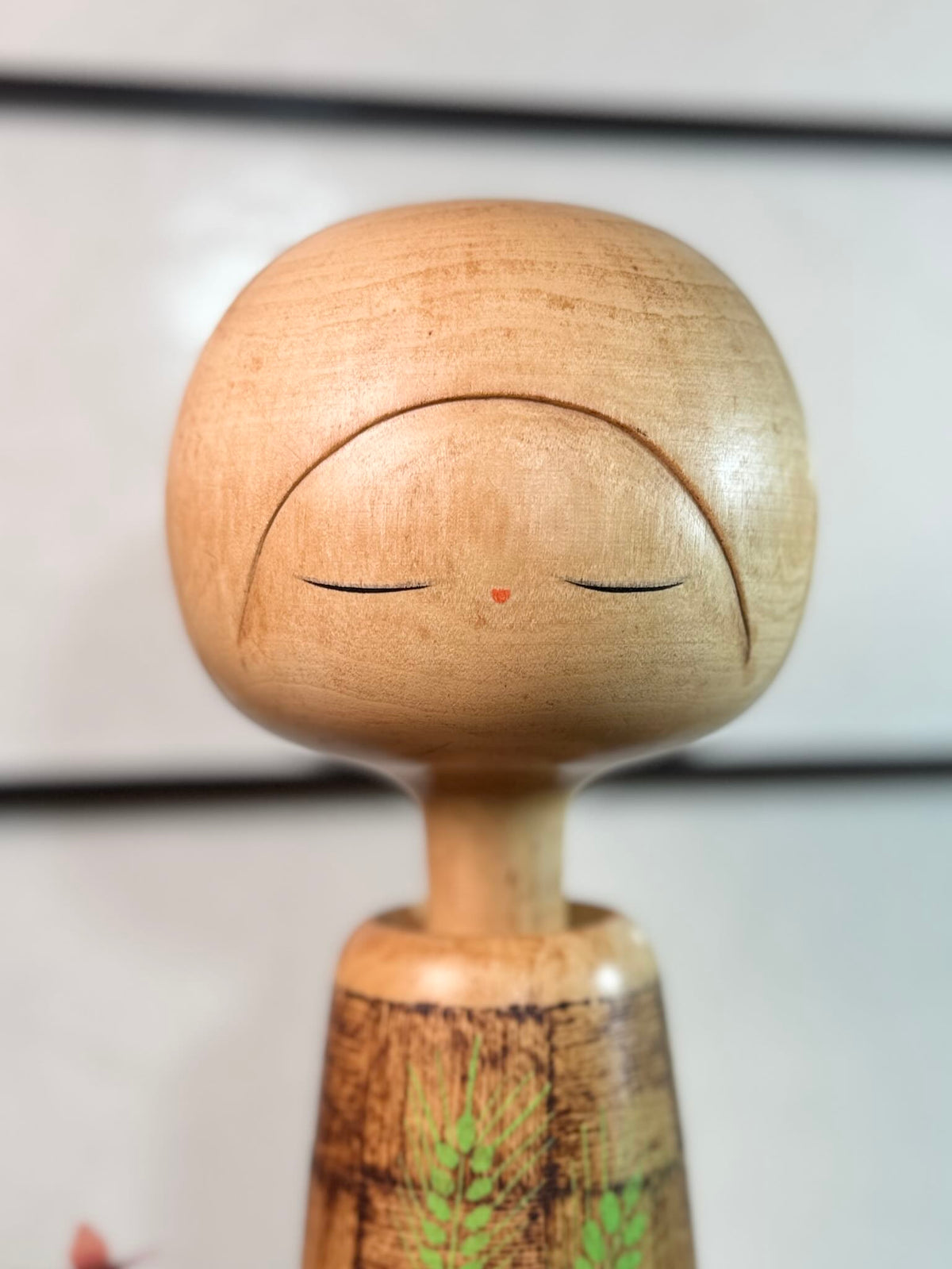 Kokeshi Yuji Kawase aux épis de blé et motif sangōzushi, gros plan sur la tête