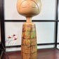 Kokeshi Yuji Kawase aux épis de blé et motif sangōzushi, vu de face