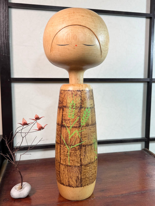 Kokeshi Yuji Kawase aux épis de blé et motif sangōzushi, vu de face