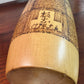 Kokeshi Yuji Kawase aux épis de blé et motif sangōzushi, la date et signature de l'artisan pyrogravées