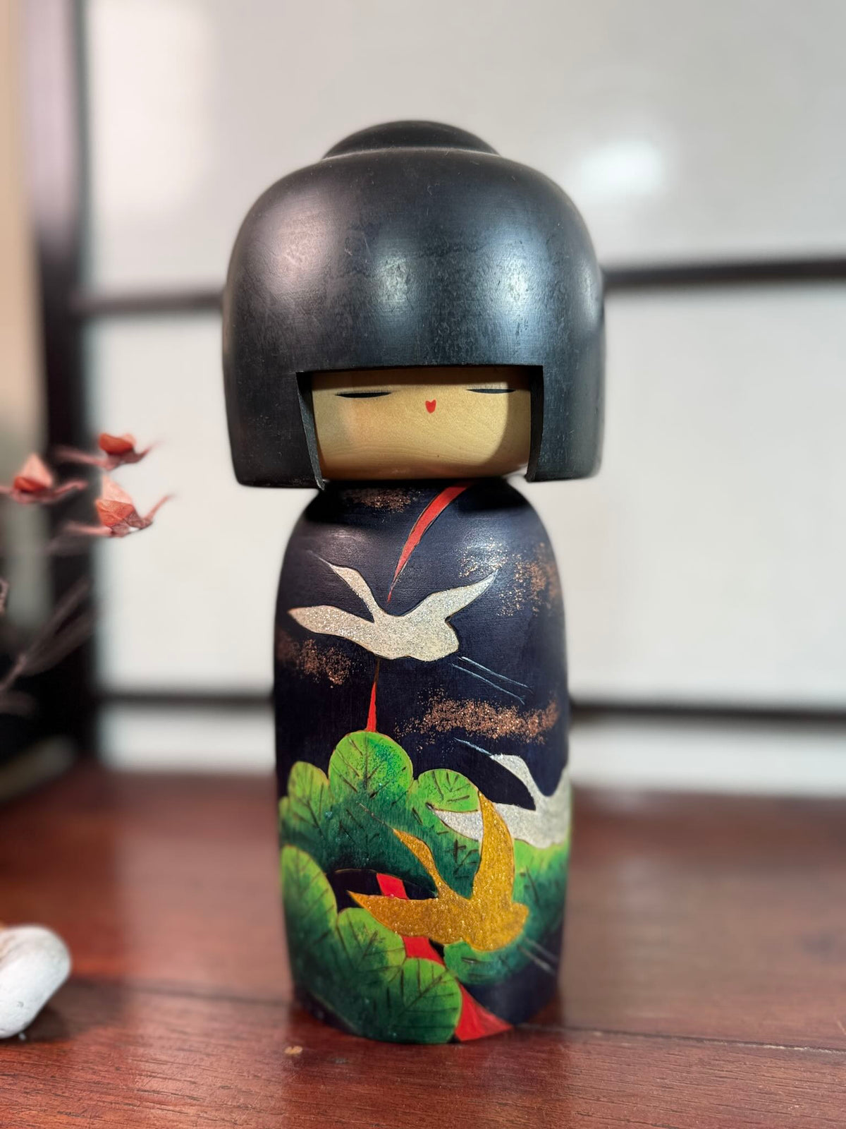 Kokeshi Yuji Kawase décorée de grues et de pins, vu de face