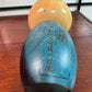 Kokeshi Yuji Kawase Akitsu bleue aux libellules gravées, le dos avec date, signature et titre pyrogravés.