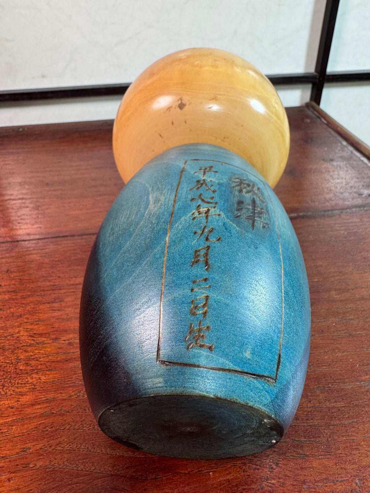 Kokeshi Yuji Kawase Akitsu bleue aux libellules gravées, le dos avec date, signature et titre pyrogravés.