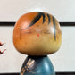 Kokeshi Yuji Kawase Akitsu bleue aux libellules gravées, gros plan sur le visage