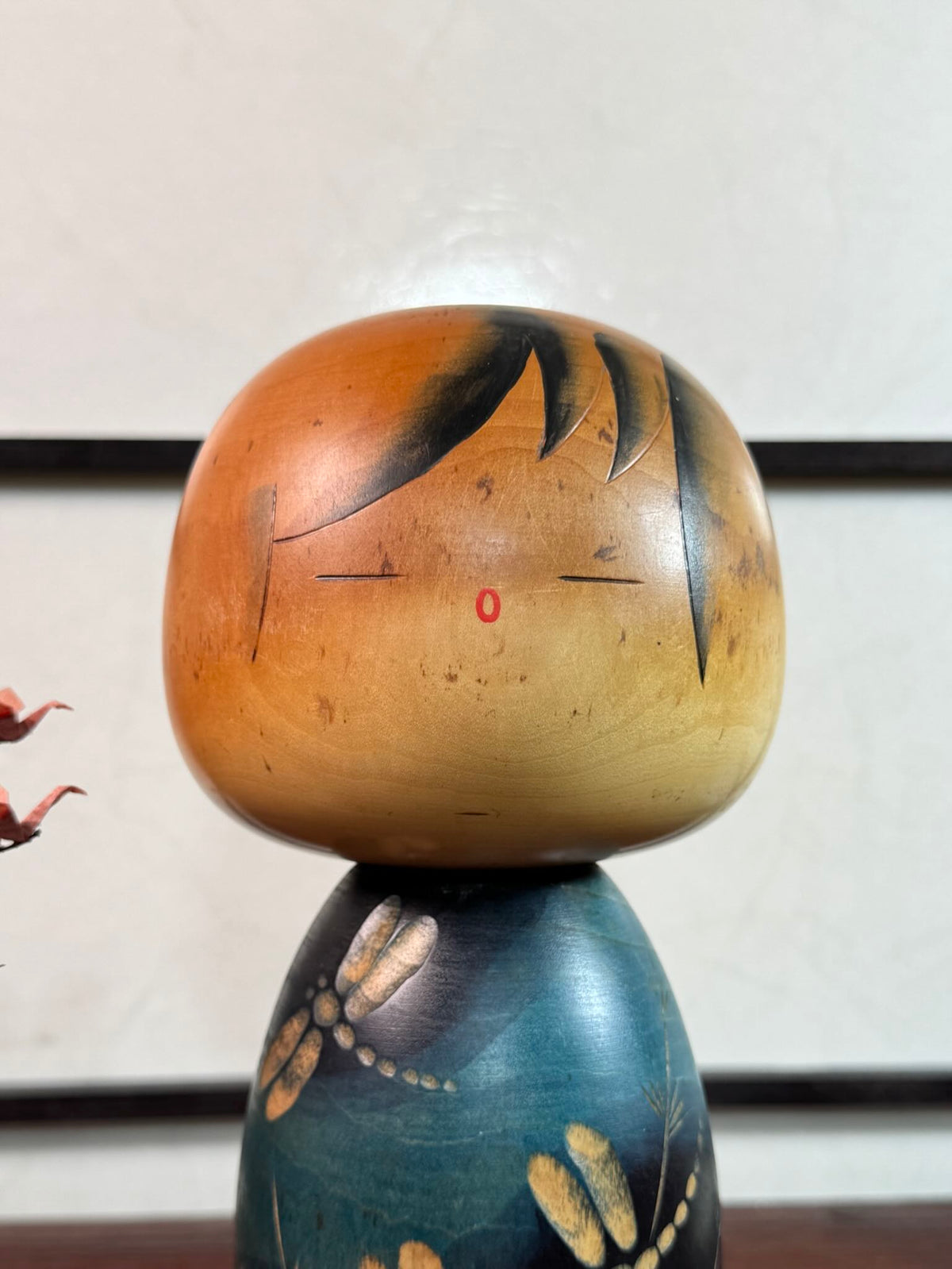 Kokeshi Yuji Kawase Akitsu bleue aux libellules gravées, gros plan sur le visage