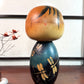 Kokeshi Yuji Kawase Akitsu bleue aux libellules gravées, vu de face.