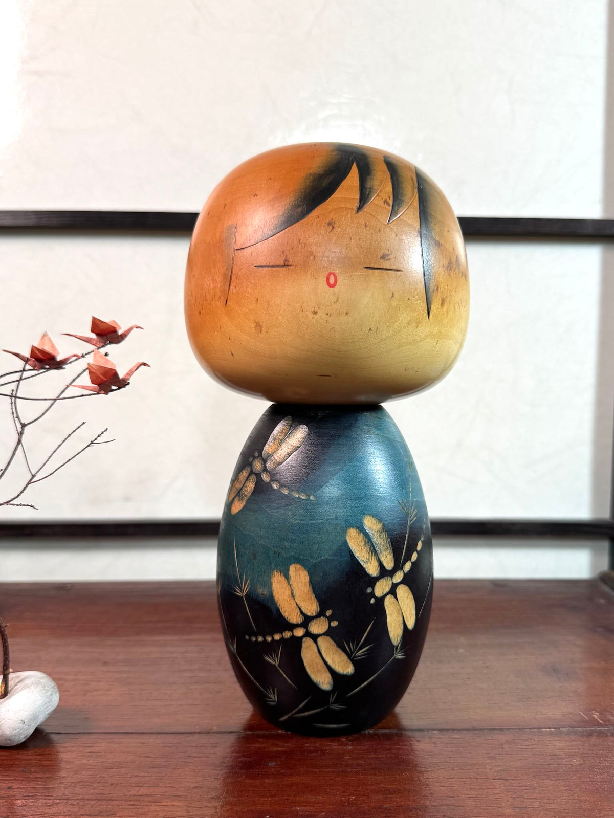 Kokeshi Yuji Kawase Akitsu bleue aux libellules gravées, vu de face.