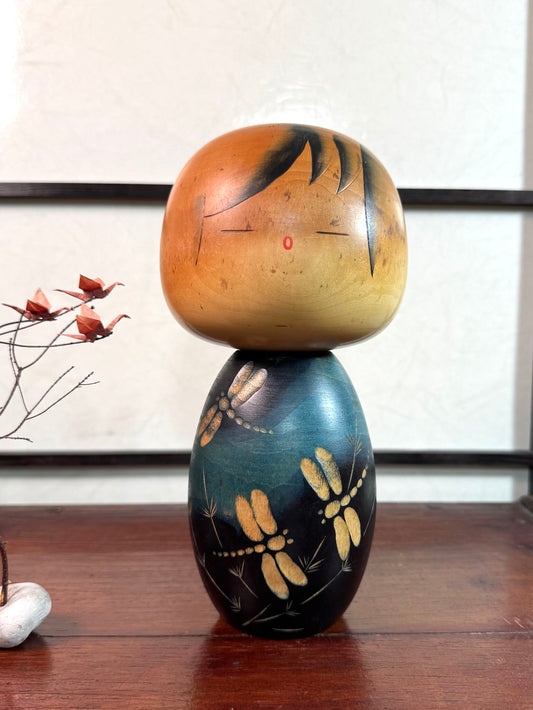 Kokeshi Yuji Kawase Akitsu bleue aux libellules gravées, vu de face.