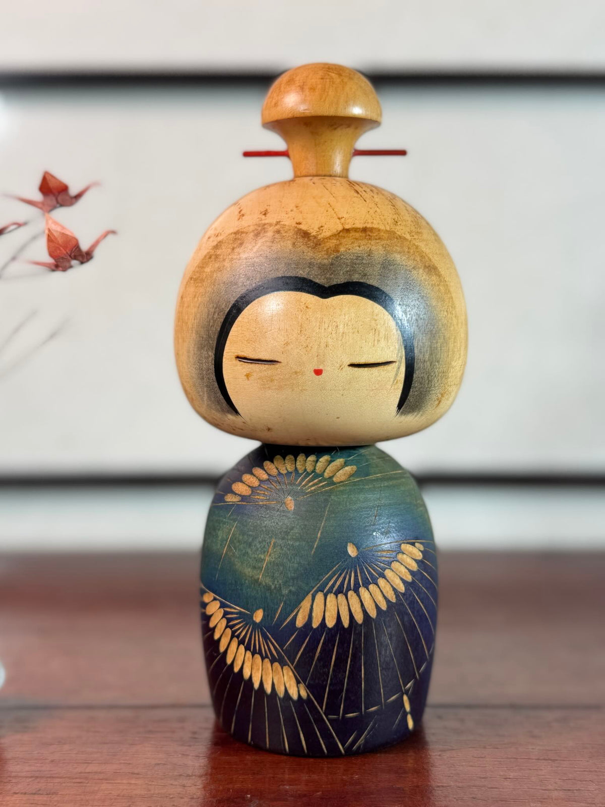 Kokeshi Yuji Kawase bleu-vert avec parapluies gravés et chignon.