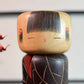 Kokeshi Yuji Kawase Chinju de 1981 aux camélias rouges et feuilles gravées, gros plan sur le visage