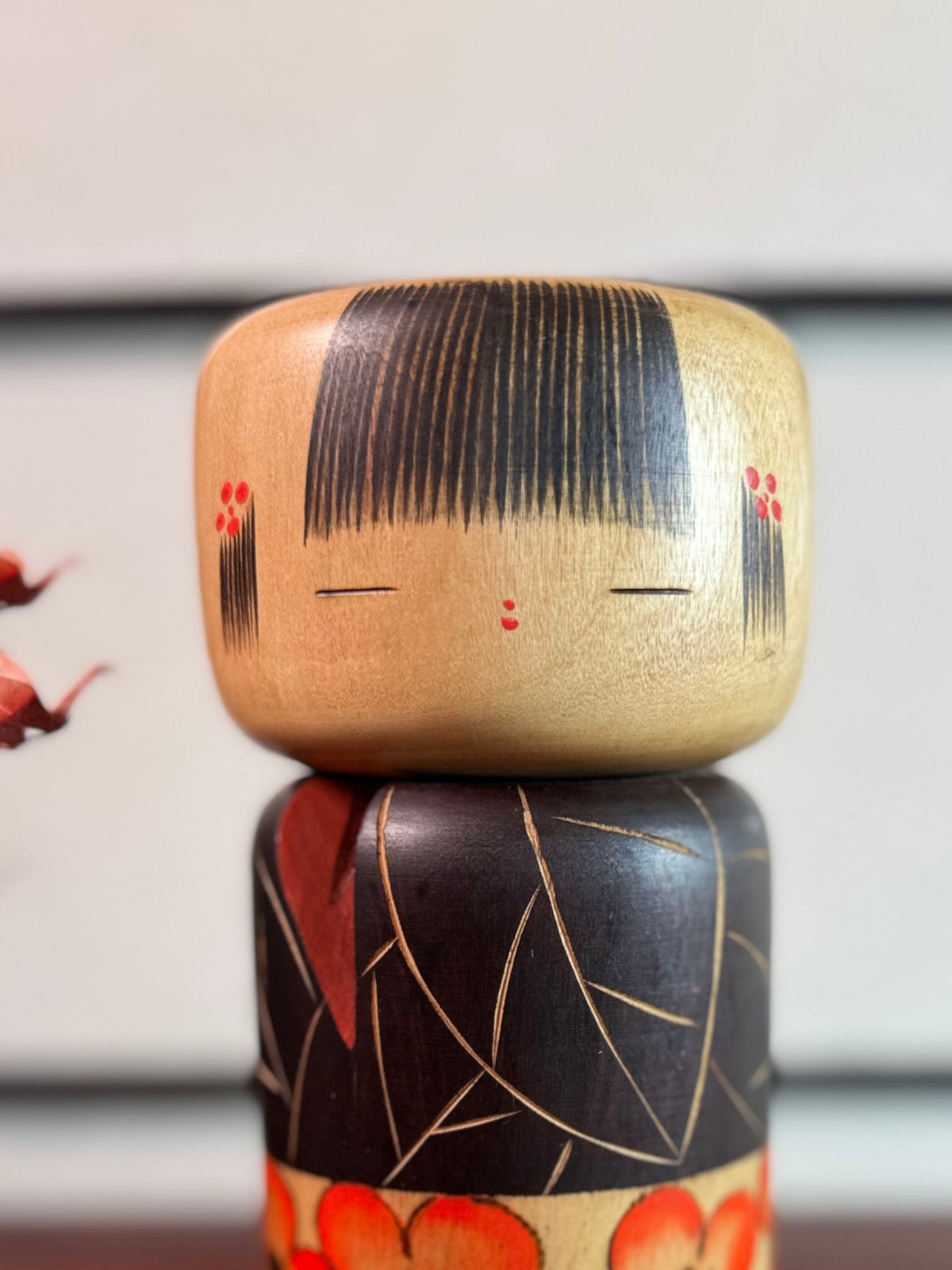 Kokeshi Yuji Kawase Chinju de 1981 aux camélias rouges et feuilles gravées, gros plan sur le visage