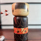 Kokeshi Yuji Kawase Chinju de 1981 aux camélias rouges et feuilles gravées.