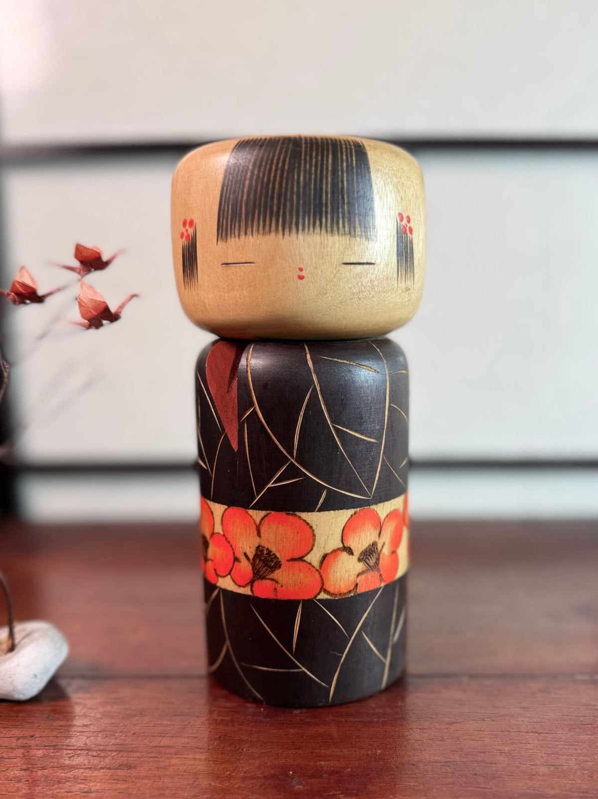Kokeshi Yuji Kawase Chinju de 1981 aux camélias rouges et feuilles gravées.