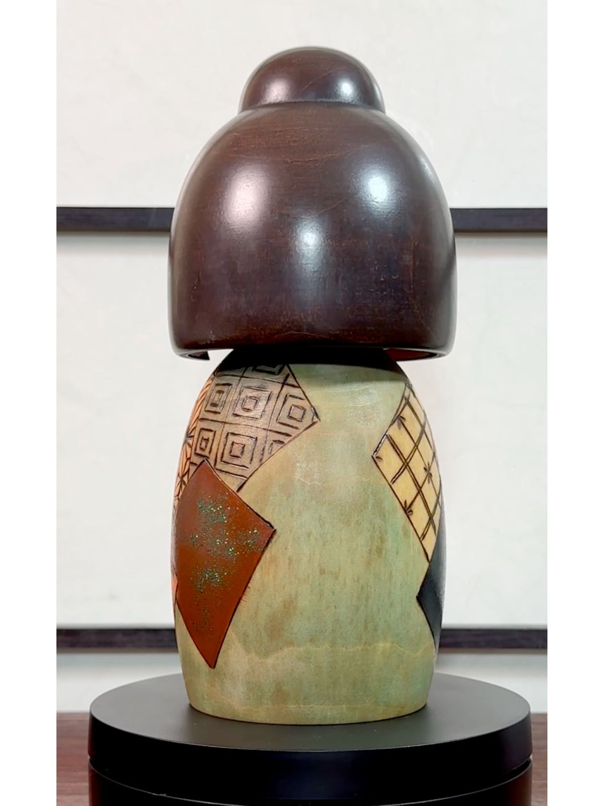 Kokeshi Yuji Kawase Kinu Komachi aux motifs de kimono japonais, vu de dos