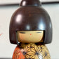 Kokeshi Yuji Kawase Kinu Komachi aux motifs de kimono japonais, gros plan sur la tête