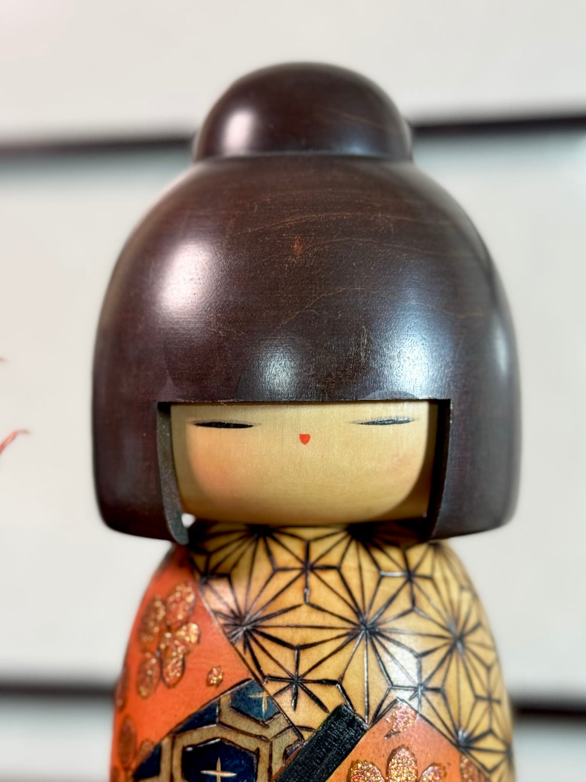 Kokeshi Yuji Kawase Kinu Komachi aux motifs de kimono japonais, gros plan sur la tête