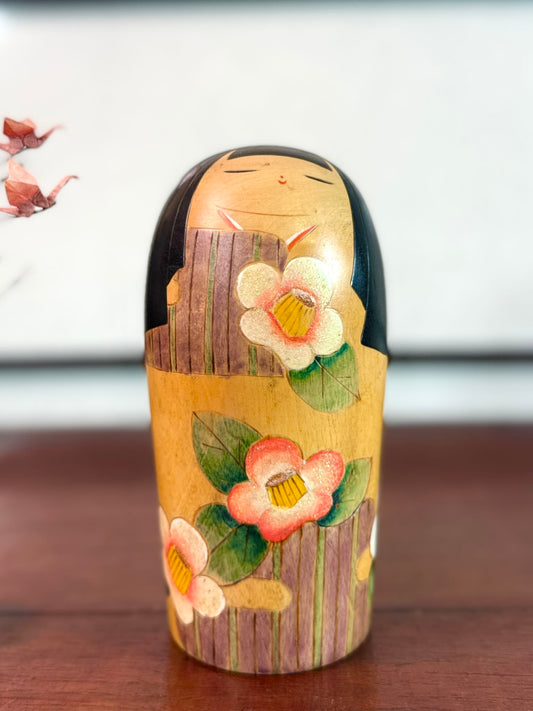 Kokeshi Yuji Kawase Shima Tsubaki aux camélias et rayures violettes.