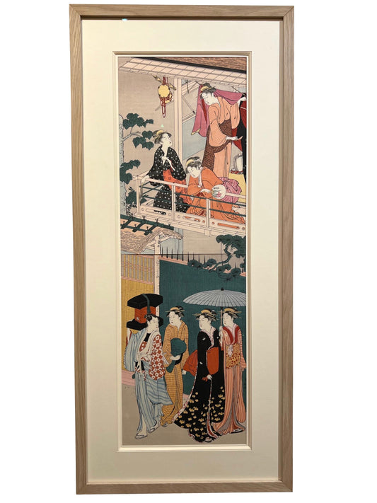 estampe japonaise en diptyque vertical encadrée, femmes au balcon observe un marchand d'éventail et un groupe de femmes