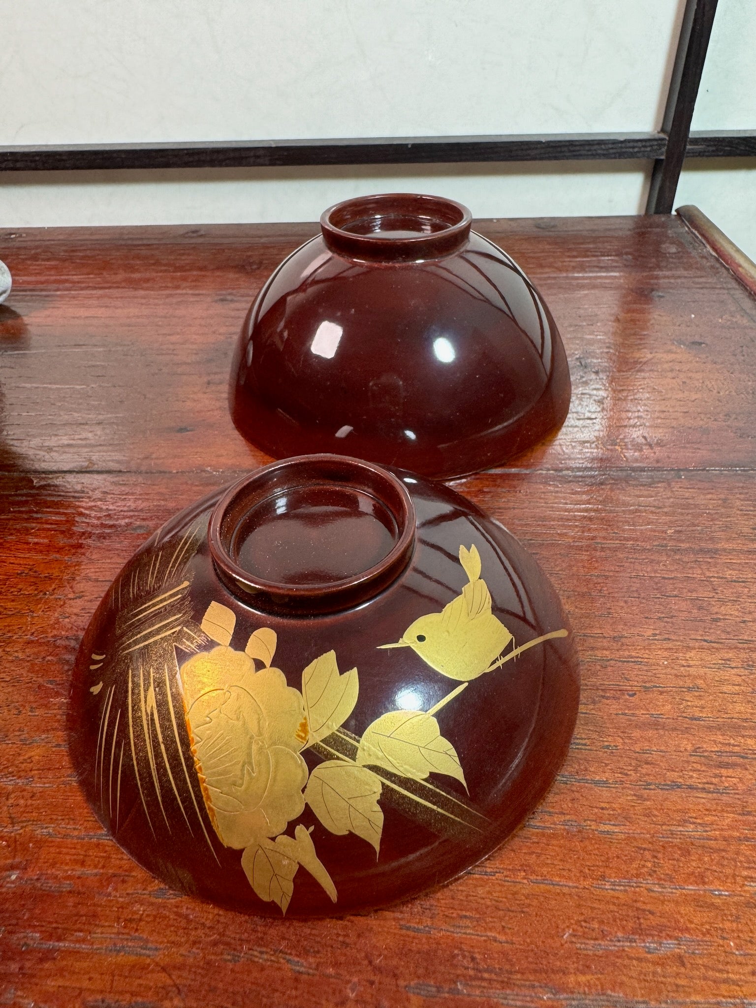 Bol en laque japonaise bordeau avec motif doré d'oiseau et de camélia vue dessus