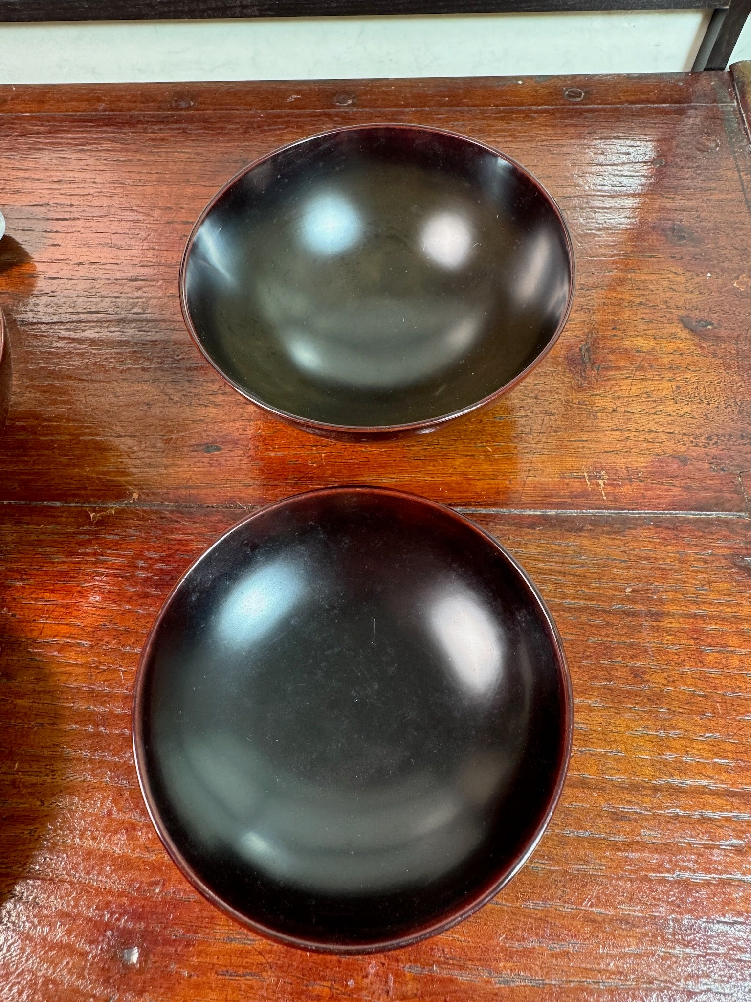 Bol en laque japonaise bordeau avec motif doré d'oiseau et de camélia vue intérieur