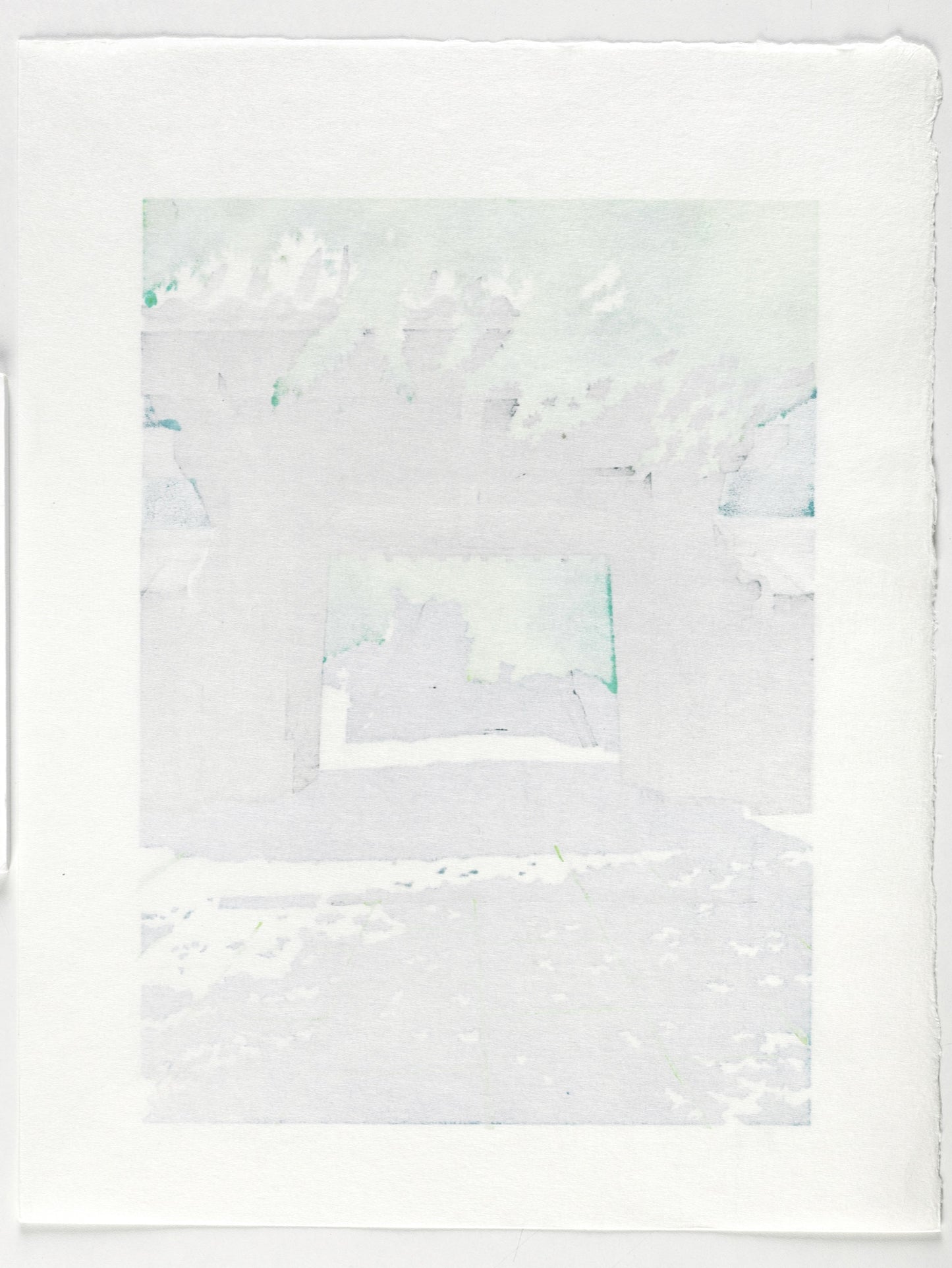 Estampe Japonaise de Mibugawa Junichi Feuilles de début d'été devant l'entrée d'un temple, ombre des arbres bleues au sol, dos de l'estampe