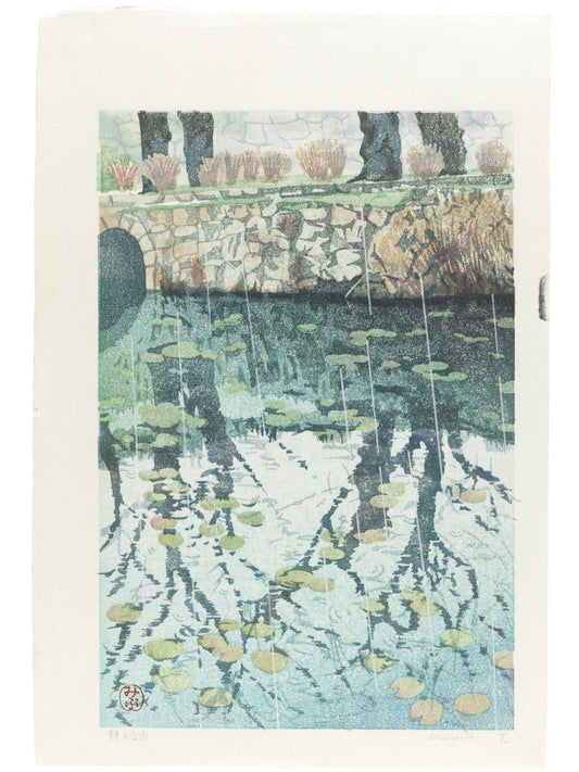 estampe japonaise de Mibugawa Junichi la pluie tombe sur l'eau, reflets des arbres sur l'eau de la rivière