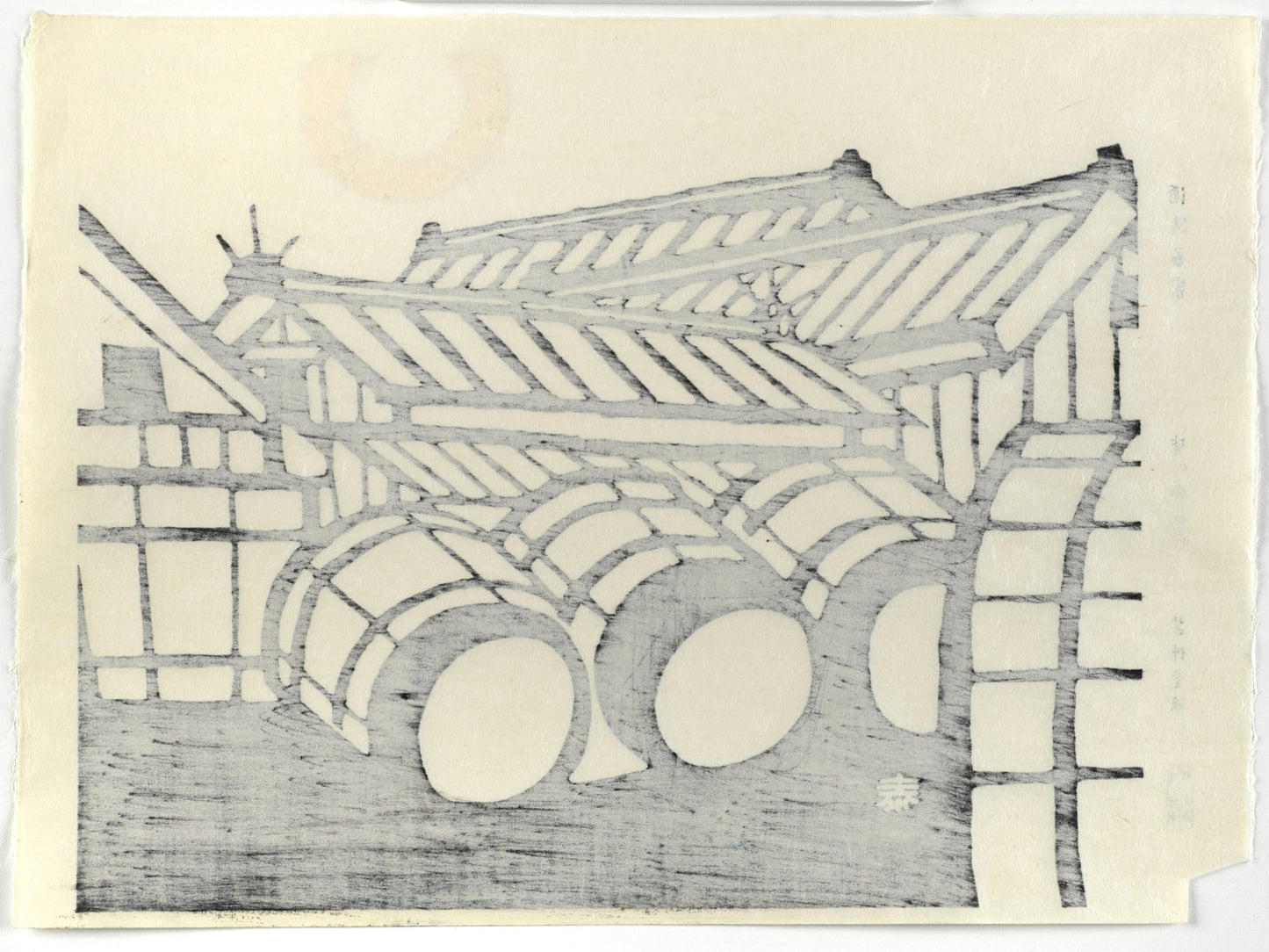 estampe japonaise contemporaine en noir et blanc avec le soleil en feuille d'or, batiments et tonneau d'une distillerie de saké, dos de l'estampe