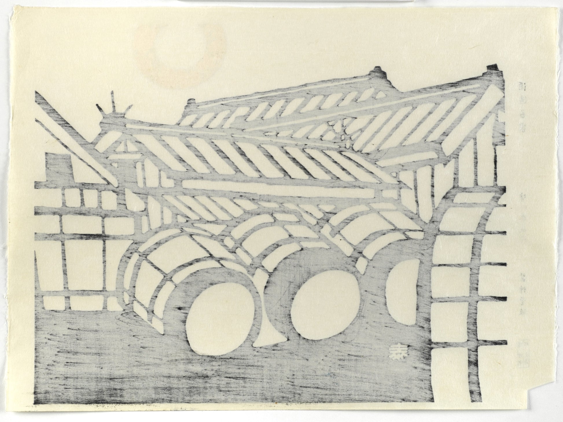 estampe japonaise contemporaine en noir et blanc avec le soleil en feuille d'or, batiments et tonneau d'une distillerie de saké, dos de l'estampe