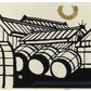 estampe japonaise contemporaine en noir et blanc avec le soleil en feuille d'or, batiments et tonneau d'une distillerie de saké