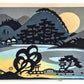 estampe japonaise contemproraine de Minakawa Taizo, pleine lune sur un lac, pins stylisés en premier plan, montagne, foret et village en second plan.