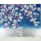 estampe japonaise contemporaine de Namiki Hajime cerisier en fleurs et pétales volant sur ciel bleu et argent