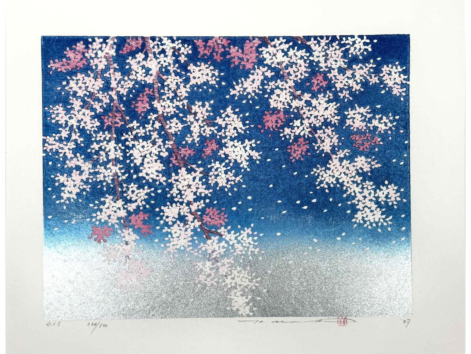 estampe japonaise contemporaine de Namiki Hajime cerisier en fleurs et pétales volant sur ciel bleu et argent