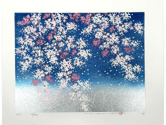 estampe japonaise contemporaine de Namiki Hajime cerisier en fleurs et pétales volant sur ciel bleu et argent