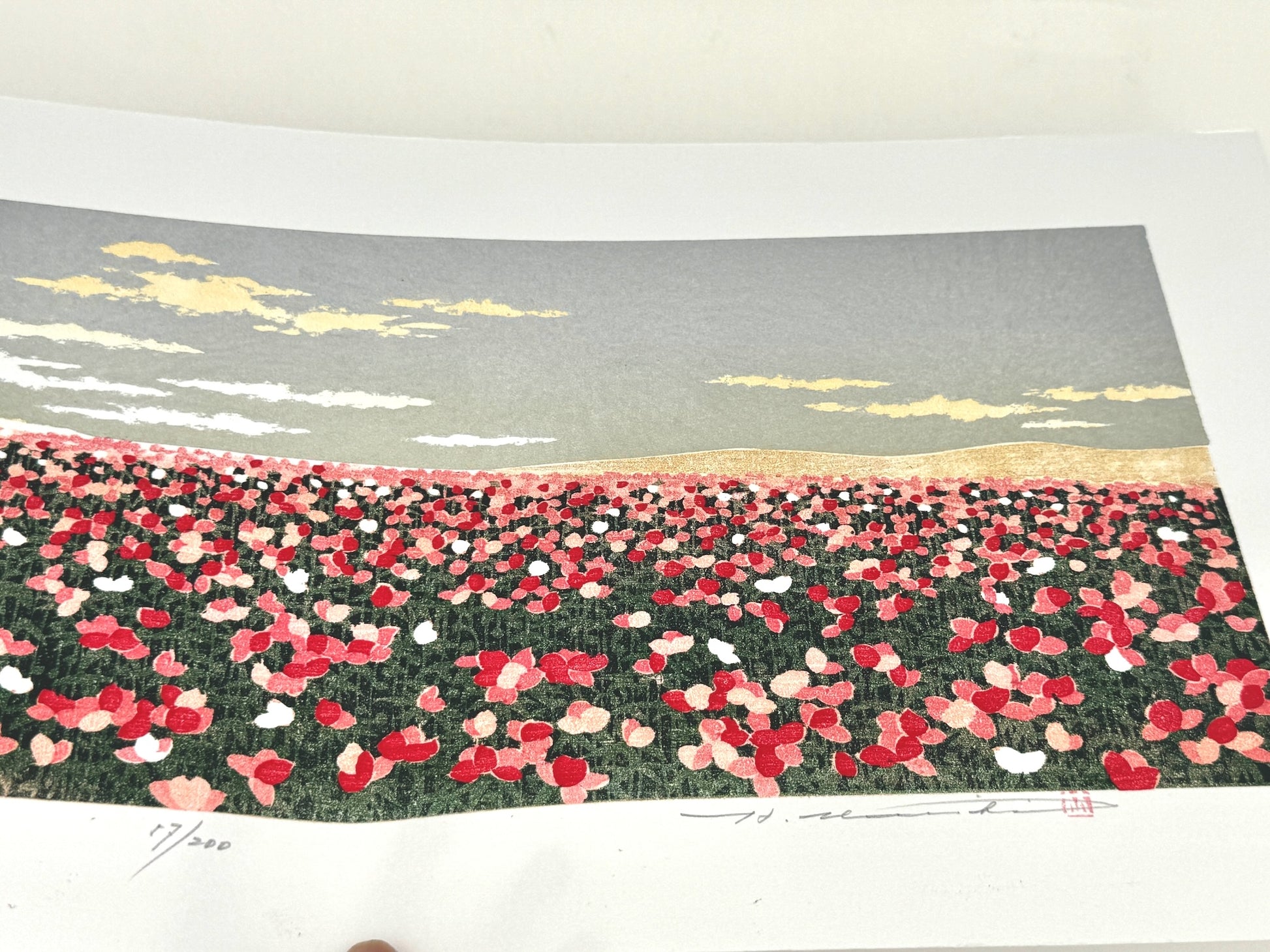 estampe japonaise contemporaine, champs de coquelicots sur fond argent, signature de l'artiste