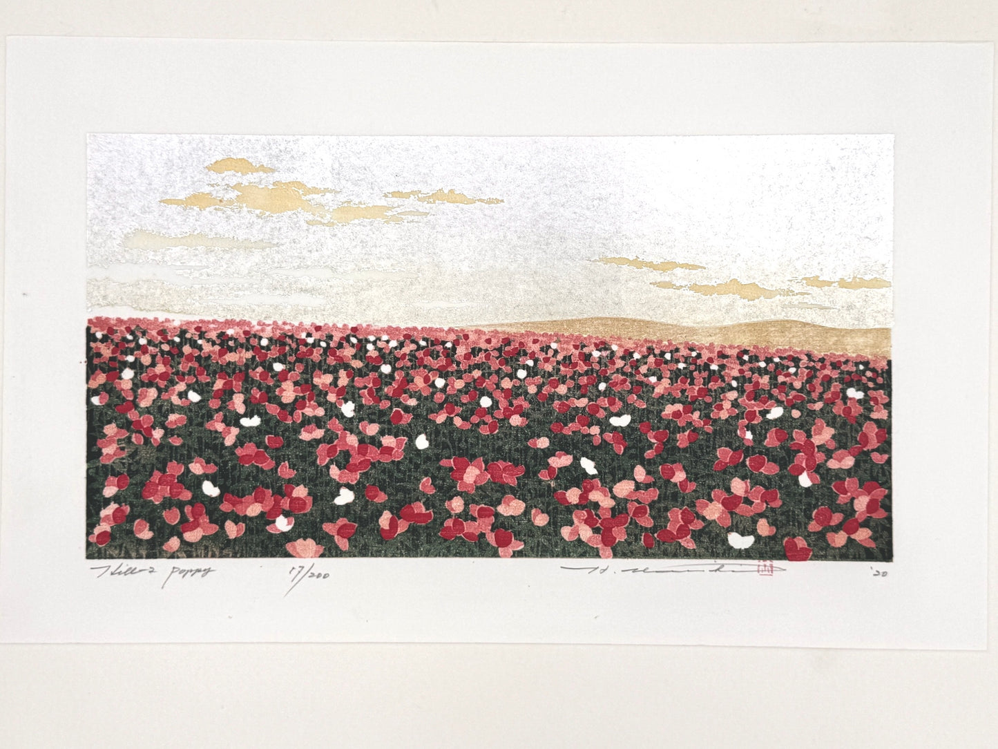 estampe japonaise contemporaine, champs de coquelicots sur fond argent