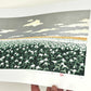 estampe japonaise contemporaine de paysage, champs de pommes de terre en fleur et ciel argenté, reflet de l'argent