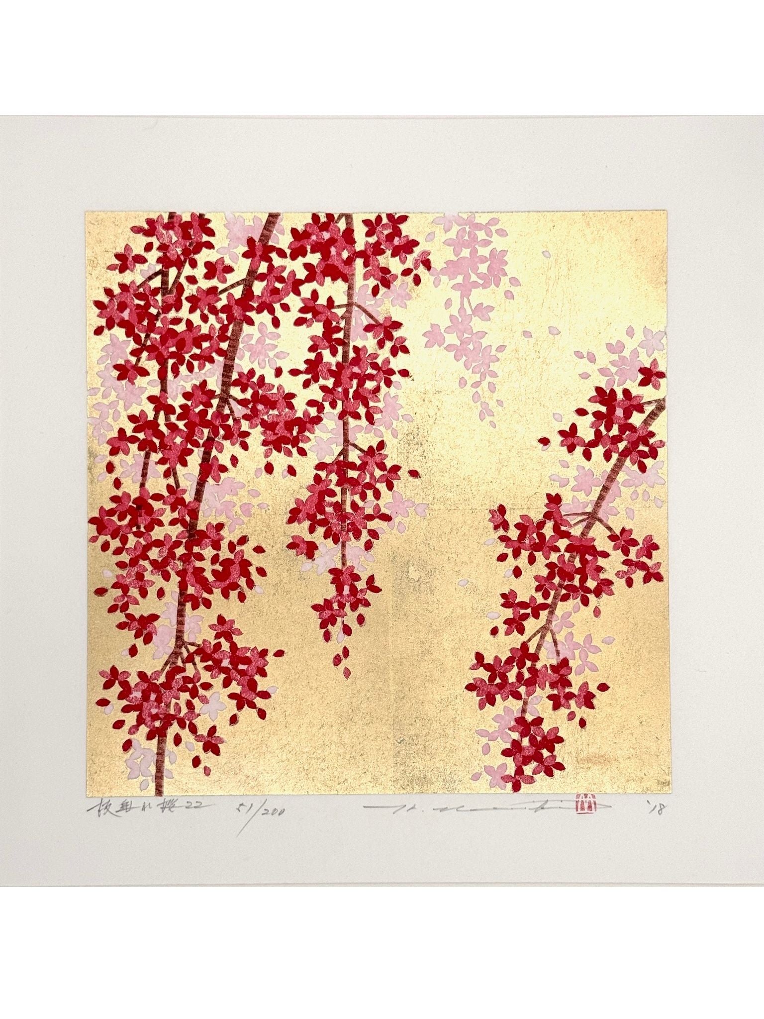 estampe japonaise contemporaine branche de cerisier pleureur avec fleurs rouges et roses sur fond or
