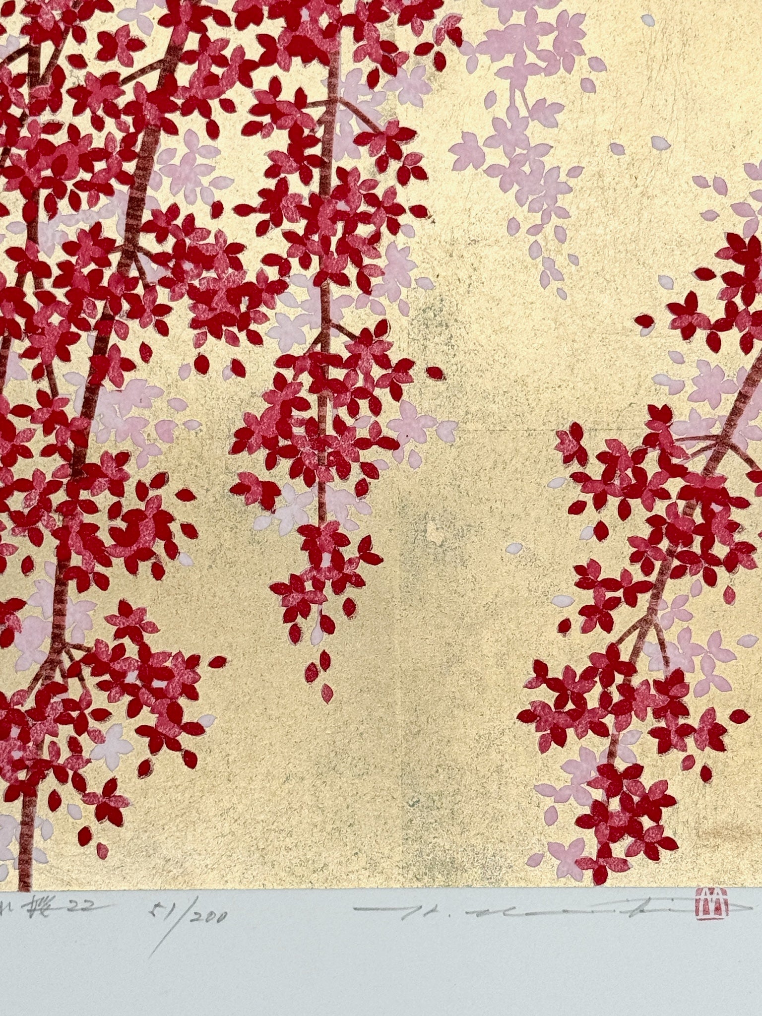 estampe japonaise contemporaine branche de cerisier pleureur avec fleurs rouges et roses sur fond or, numérotation, signature et sceau de l'artiste Namiki Hajime