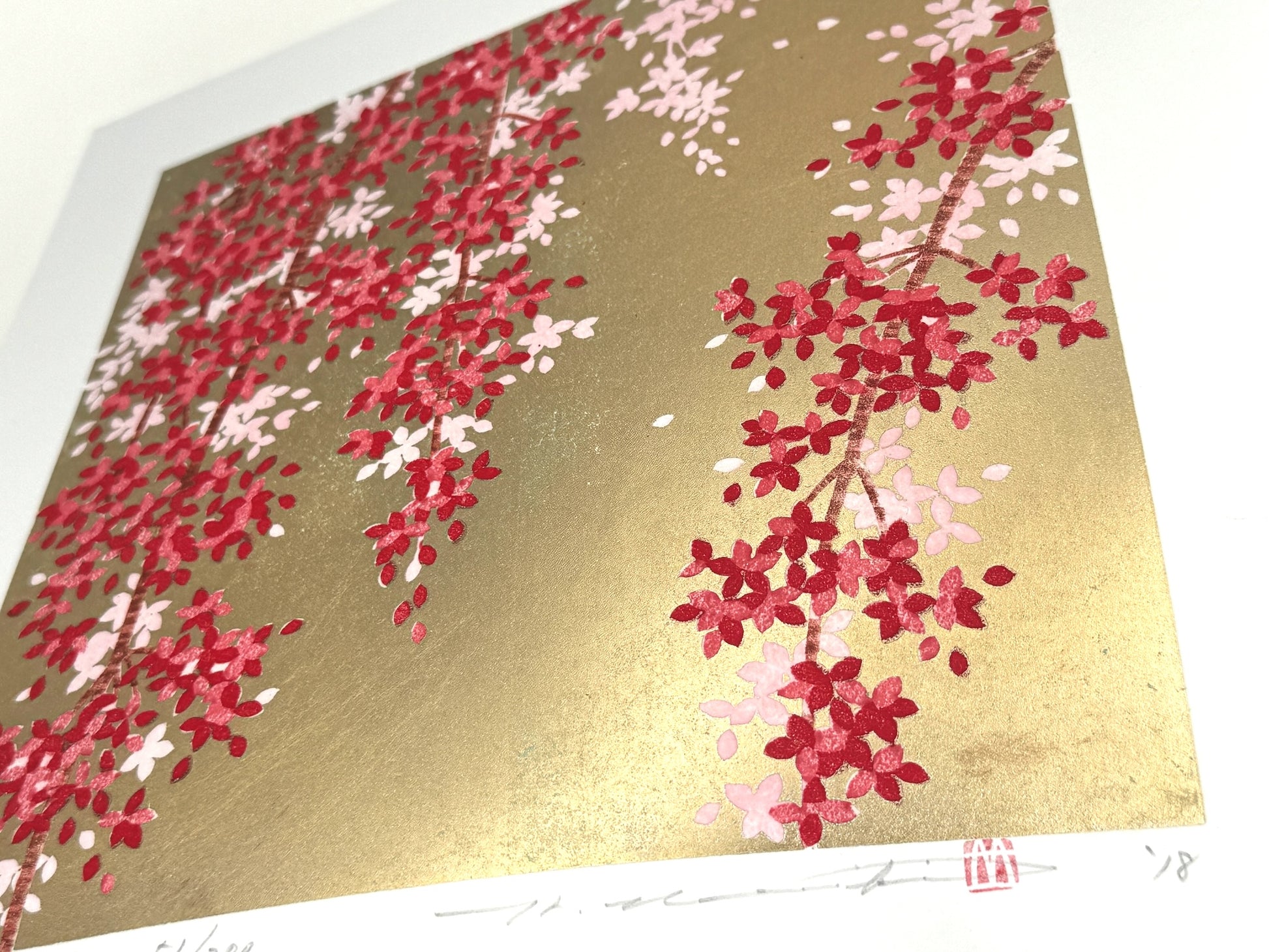 estampe japonaise contemporaine branche de cerisier pleureur avec fleurs rouges et roses sur fond or, reflet de l'or