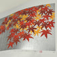 estampe japonaise contemporaine, feuilles d'érables rouge et bambou sur fond argent, reflet de la lumière sur le fond argenté
