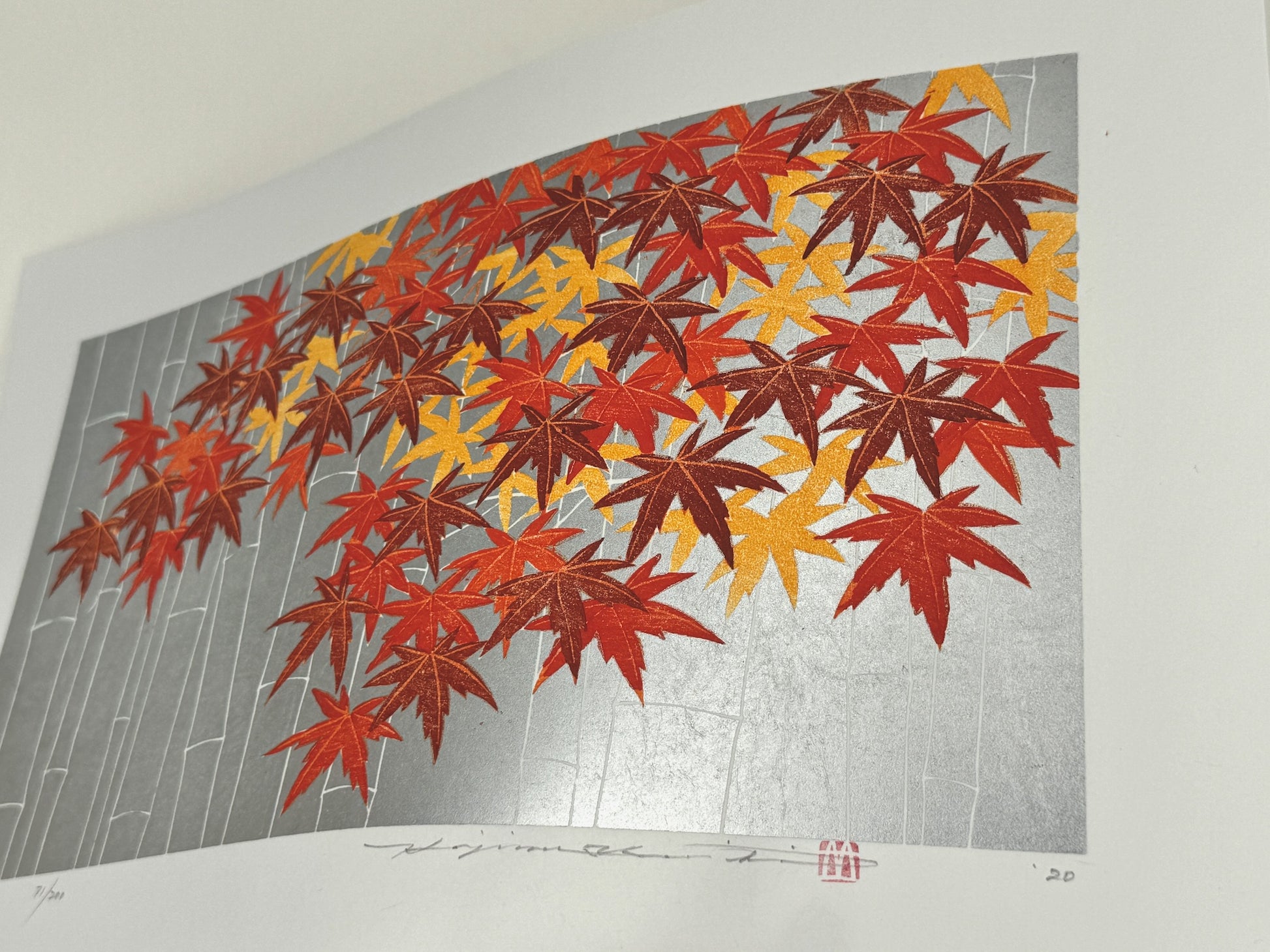 estampe japonaise contemporaine, feuilles d'érables rouge et bambou sur fond argent, reflet de la lumière sur le fond argenté