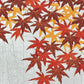 estampe japonaise contemporaine, feuilles d'érables rouge et bambou sur fond argent, gros plan