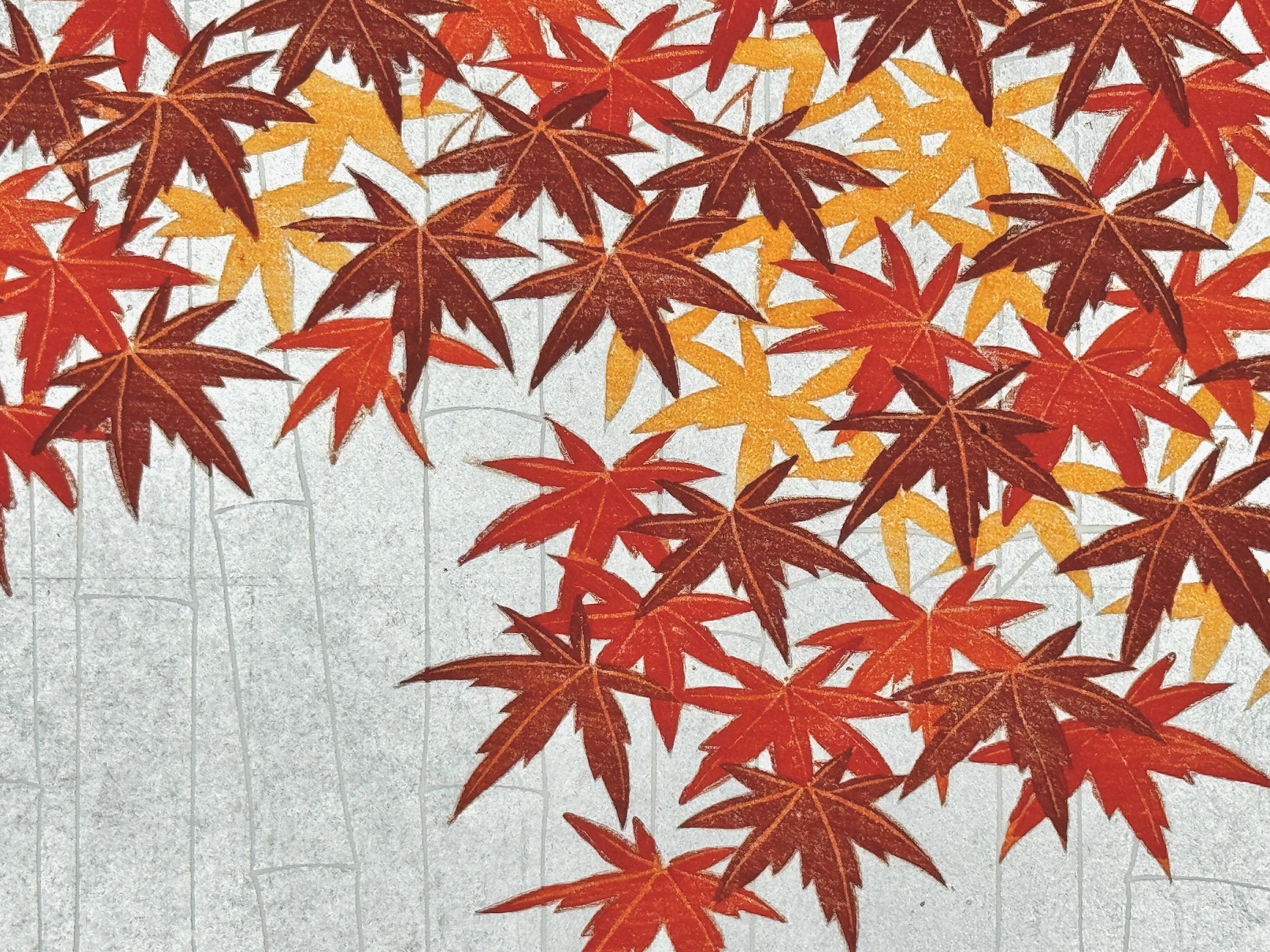 estampe japonaise contemporaine, feuilles d'érables rouge et bambou sur fond argent, gros plan