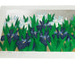 estampe japonaise de Namiki Hajime, jardin d'iris bleu et blanc sur fond argent et or, le reflet du fond vu de profil