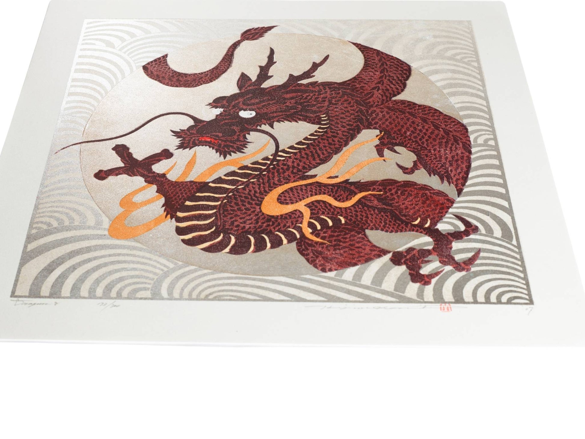 estampe japonaise de Namiki Hajime, dragon rouge surgissant. Fond rond gris argenté, le reflet du fond vu de profil