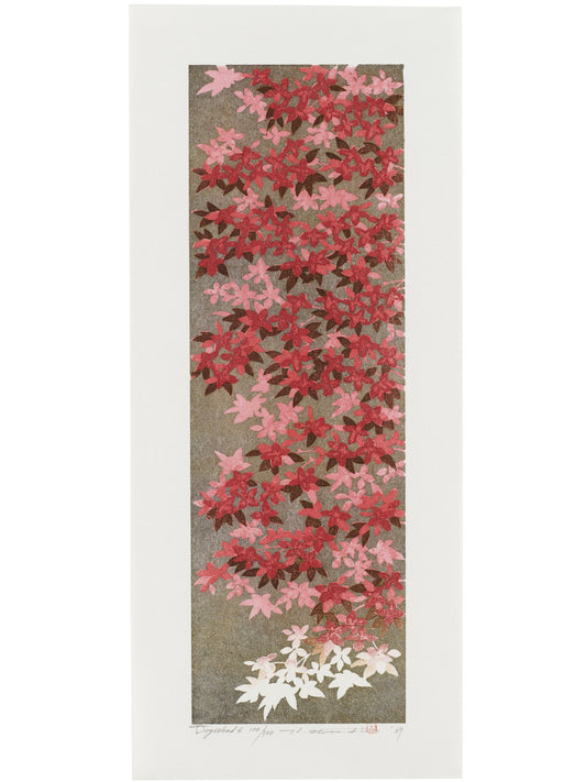 Estampe japonaise de Namiki Hajime, feuilles de cornouiller rouge rose et blanche sur fond or et argent